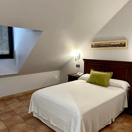 Dona Manuela Hotel 3*